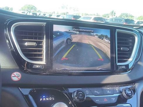 Used 2025 Chrysler Pacifica Select FWD image 11