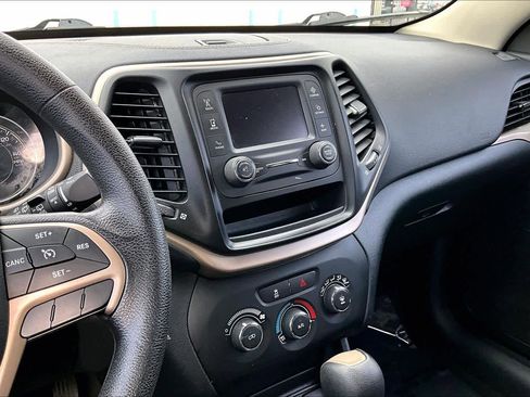 Used 2016 Jeep Cherokee Sport image 6