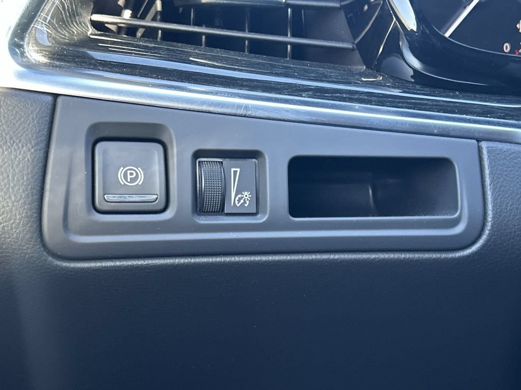 Certified 2025 Cadillac XT5 Premium Luxury AWD/4WD image 15