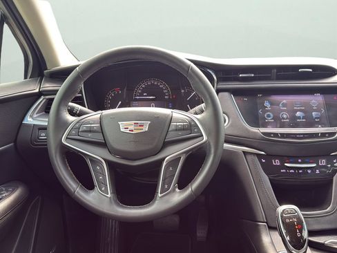 Used 2017 Cadillac XT5 Luxury w/ Driver Awareness Package FWD image 11