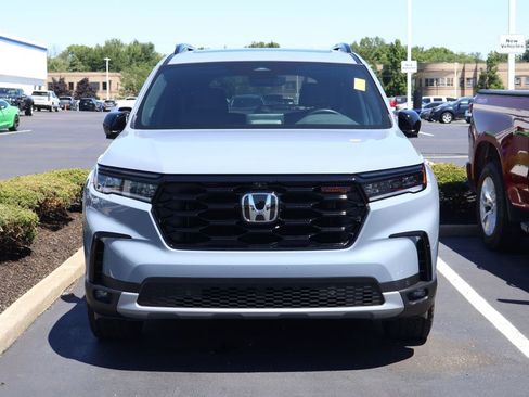 Used 2025 Honda Pilot TrailSport image 2