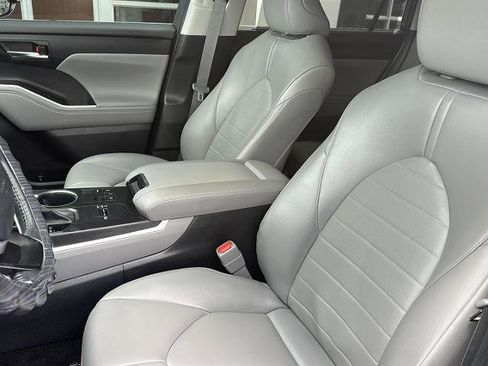 Used 2023 Toyota Highlander XLE FWD image 20