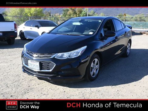 Used 2017 Chevrolet Cruze LS FWD image 1