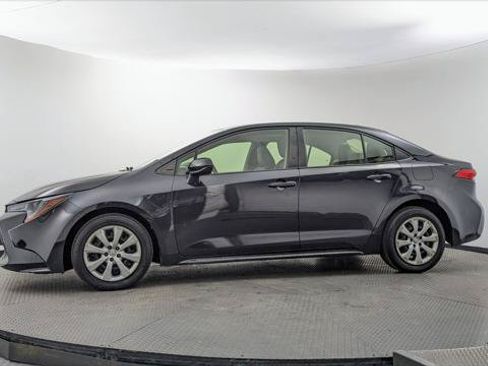 Used 2022 Toyota Corolla LE FWD image 3