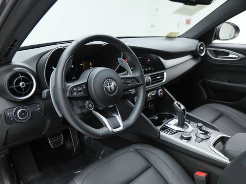 Used 2025 Alfa Romeo Giulia w/ Driving Assist Package image 19