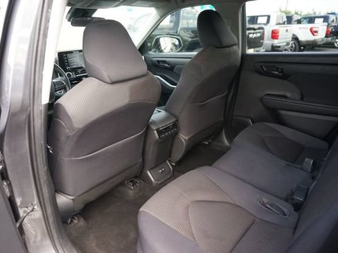 Used 2021 Toyota Highlander L FWD image 11