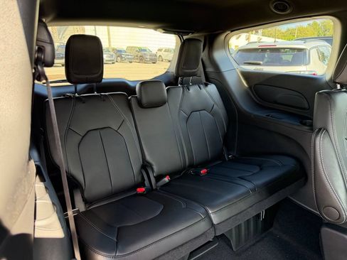 New 2026 Chrysler Pacifica Select FWD image 30