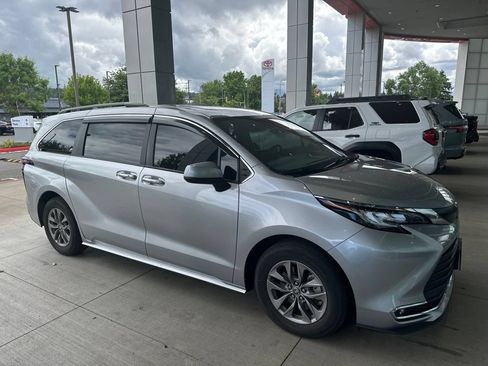 Used 2022 Toyota Sienna XLE w/ XLE Plus Package FWD image 1