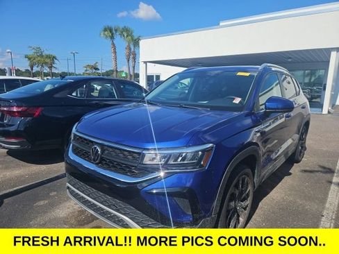 Used 2023 Volkswagen Taos SE w/ Panoramic Sunroof Package FWD image 2