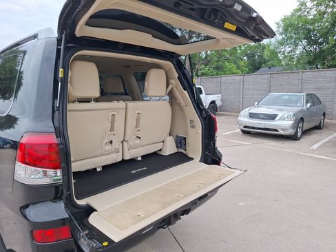 Used 2013 Lexus LX 570 4WD w/ Luxury Pkg image 39