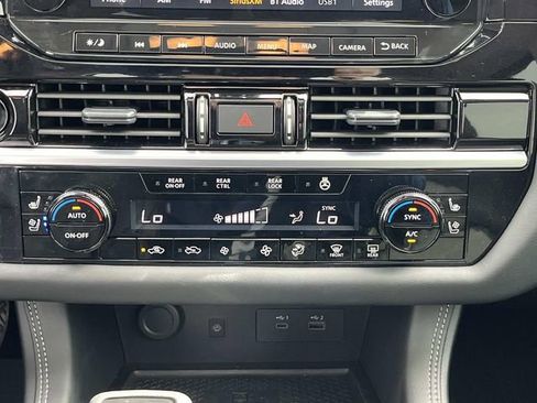 Used 2025 Nissan Pathfinder Platinum FWD image 13