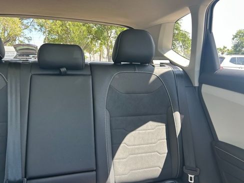 Certified 2025 Volkswagen Taos SE w/ Panoramic Sunroof Package FWD image 13