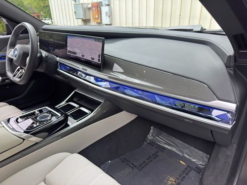 Used 2023 BMW i7 xDrive60 AWD/4WD image 16