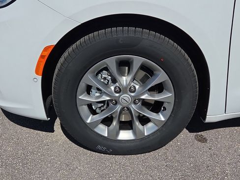 New 2026 Chrysler Pacifica Limited w/ Uconnect Theater Family Group FWD image 11