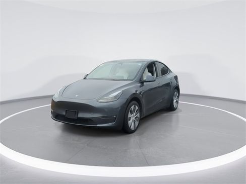 Used 2023 Tesla Model Y Long Range image 3
