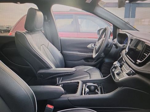 Used 2025 Chrysler Pacifica Limited image 9