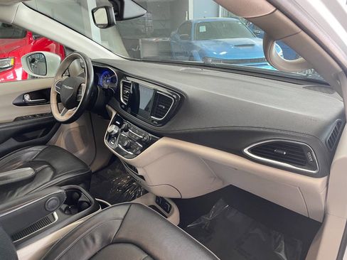 Used 2020 Chrysler Pacifica Limited image 34