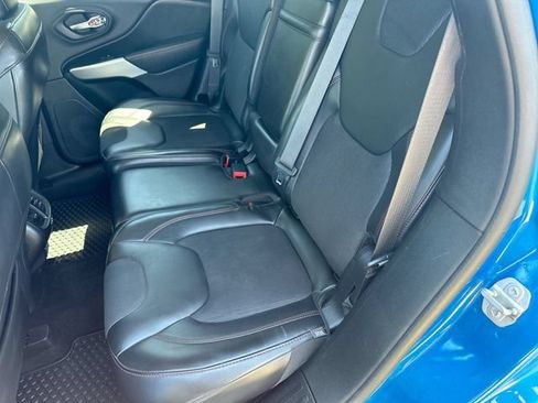 Used 2018 Jeep Cherokee Trailhawk w/ Cold Weather Group AWD/4WD image 16