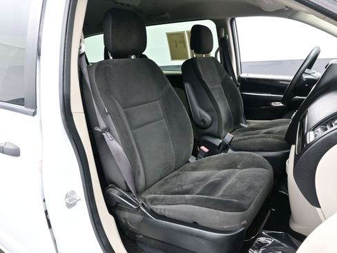 Used 2019 Dodge Grand Caravan SE w/ UConnect Hands-Free Group image 12