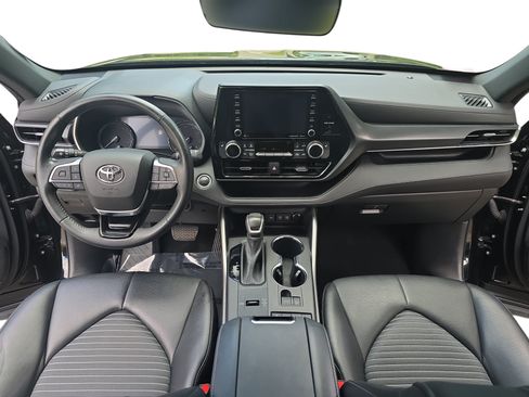 Used 2021 Toyota Highlander XSE FWD image 9
