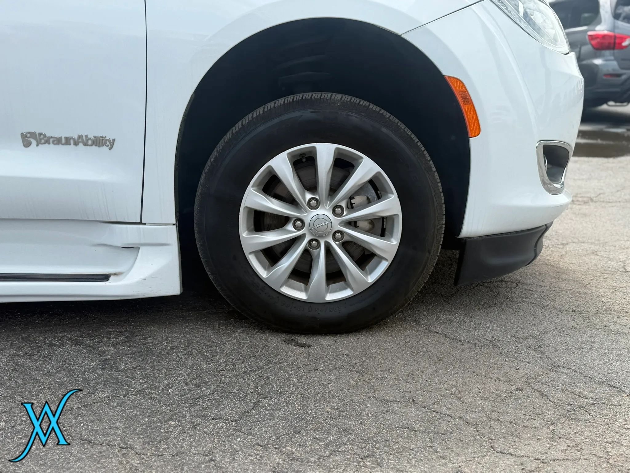 Used 2018 Chrysler Pacifica Touring Plus FWD image 9