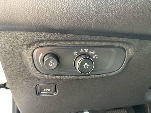 Used 2024 GMC Terrain SLE image 21