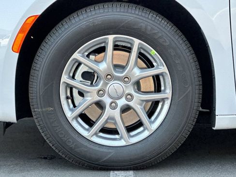 New 2027 Chrysler Pacifica Select FWD image 26