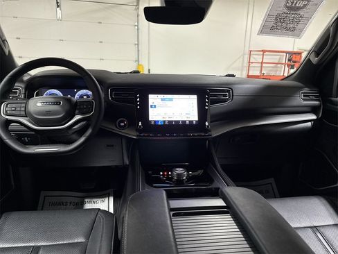 Used 2025 Jeep Wagoneer Series II image 10