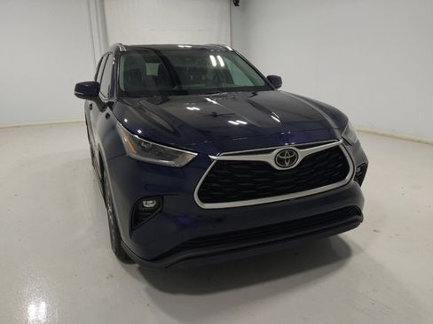 Used 2021 Toyota Highlander XLE AWD/4WD image 14