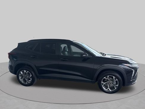 Used 2025 Chevrolet Trax LT FWD image 9