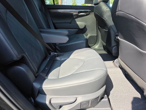 New 2026 Toyota Highlander Platinum AWD/4WD image 17