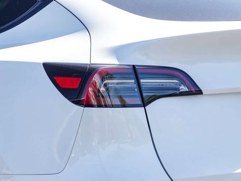 Used 2024 Tesla Model Y Long Range AWD/4WD image 7