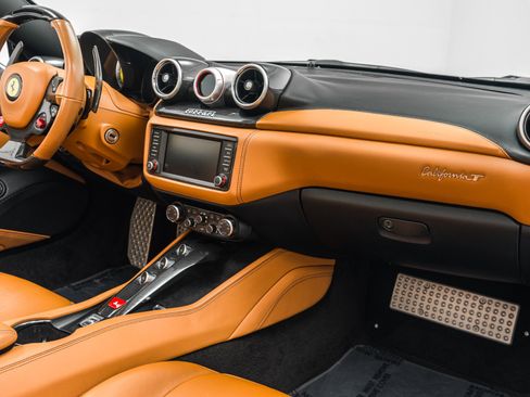 Used 2015 Ferrari California T image 14