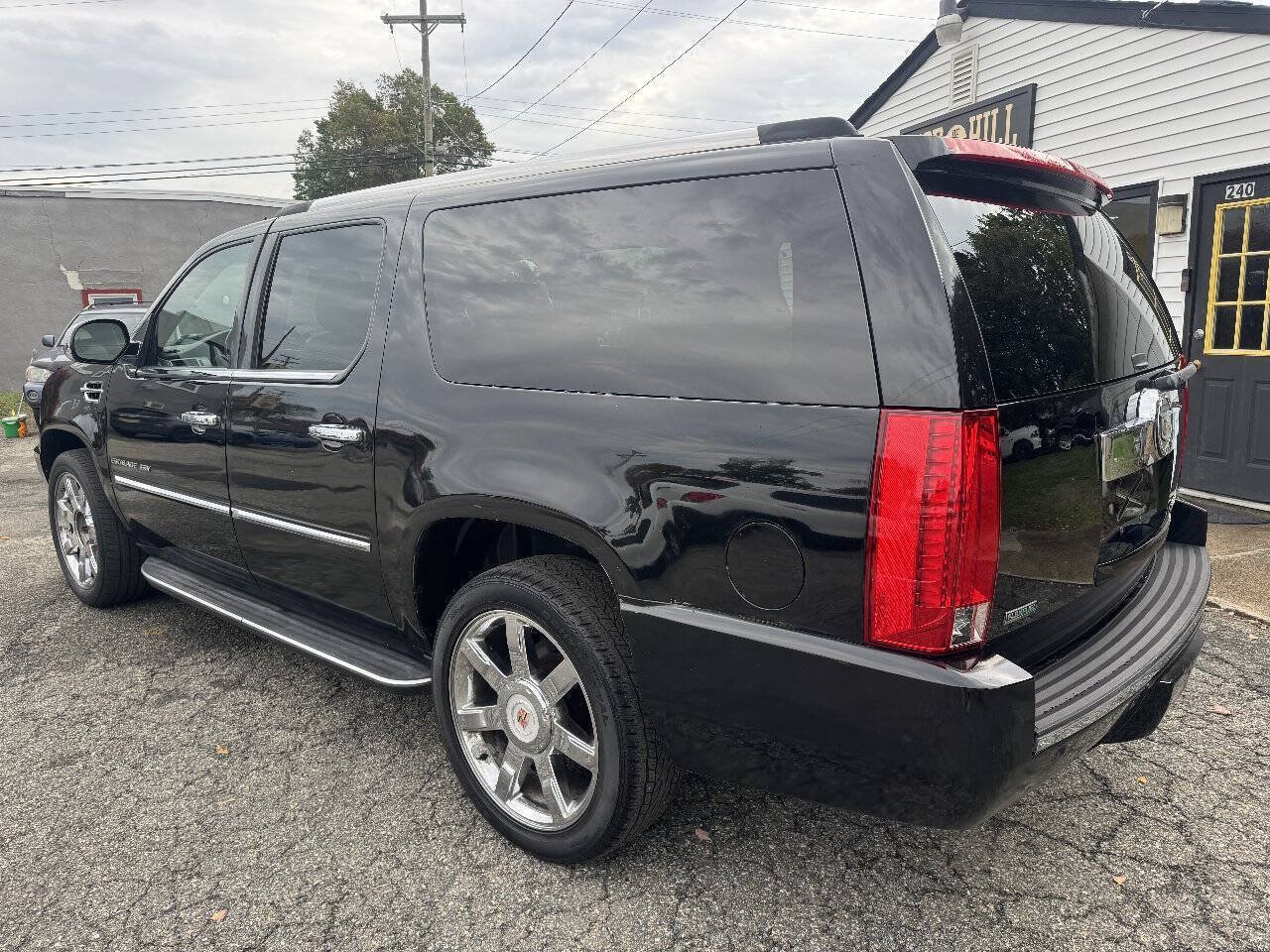 Used 2011 Cadillac Escalade ESV AWD w/ Livery Package image 11