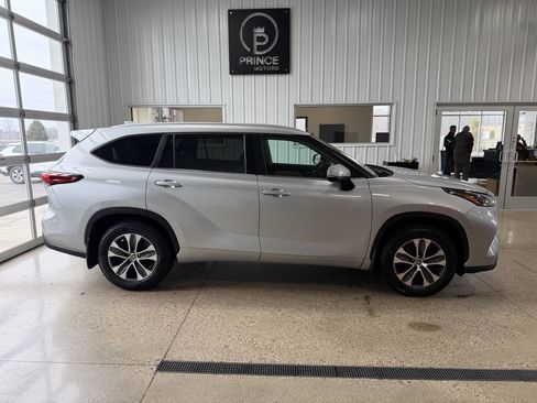 Used 2023 Toyota Highlander XLE image 24