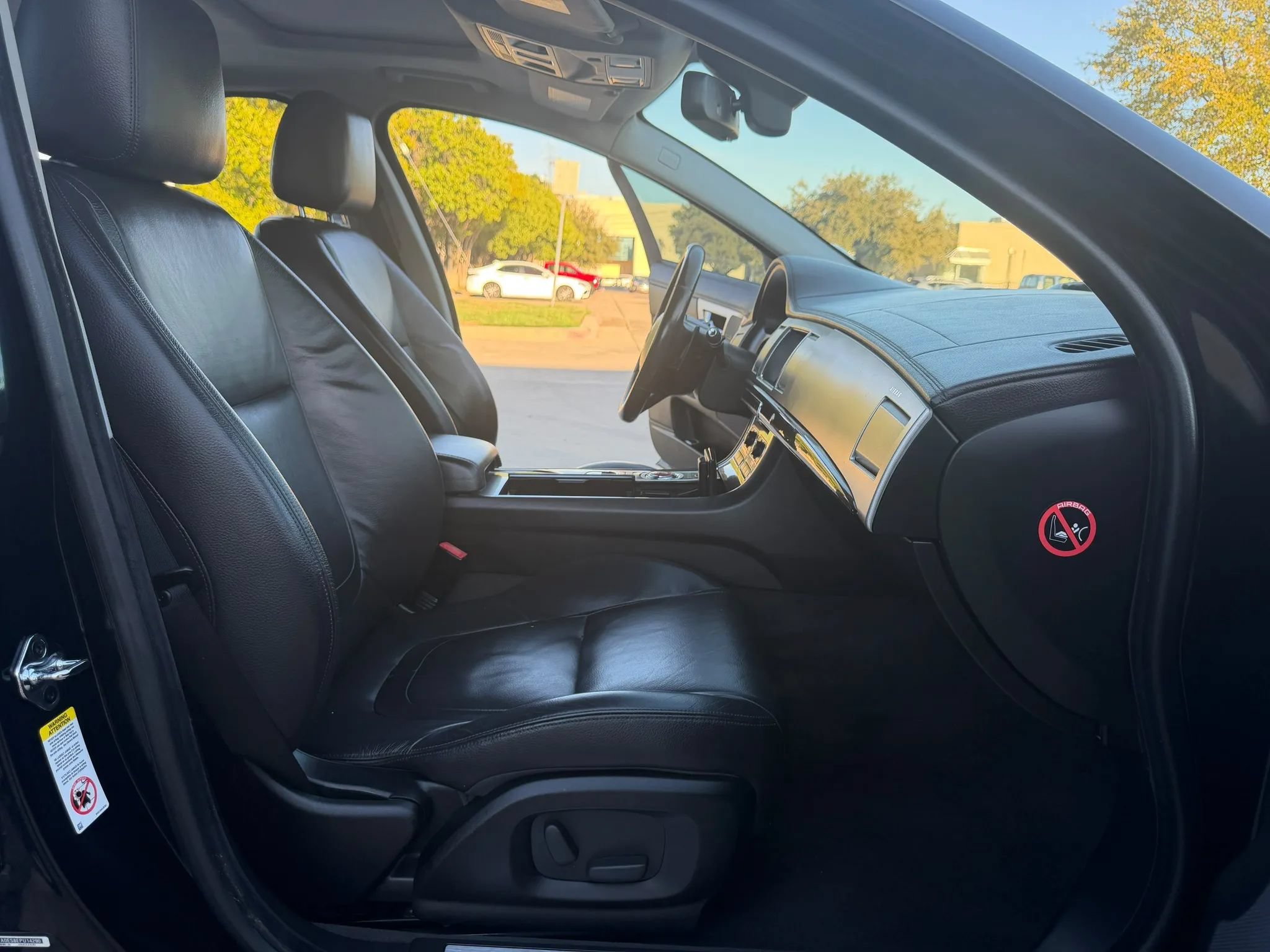 Used 2014 Jaguar XF RWD image 14