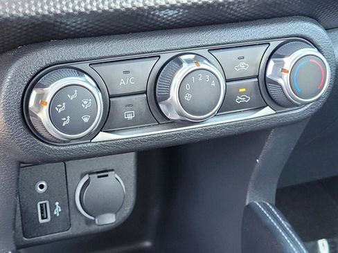 Used 2018 Nissan Kicks S image 14