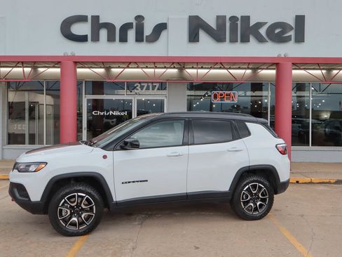 Used 2026 Jeep Compass Trailhawk AWD/4WD image 1