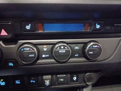 Used 2020 Toyota Tacoma TRD Off-Road w/ TRD Premium Off Road Package image 17