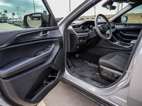 Used 2025 Jeep Grand Cherokee Laredo w/ Luxury Tech Group I image 24