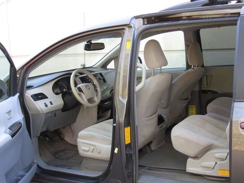 Used 2014 Toyota Sienna LE FWD image 14