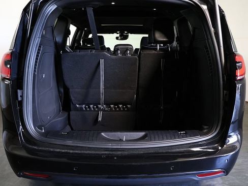 Used 2025 Chrysler Pacifica Limited FWD image 31