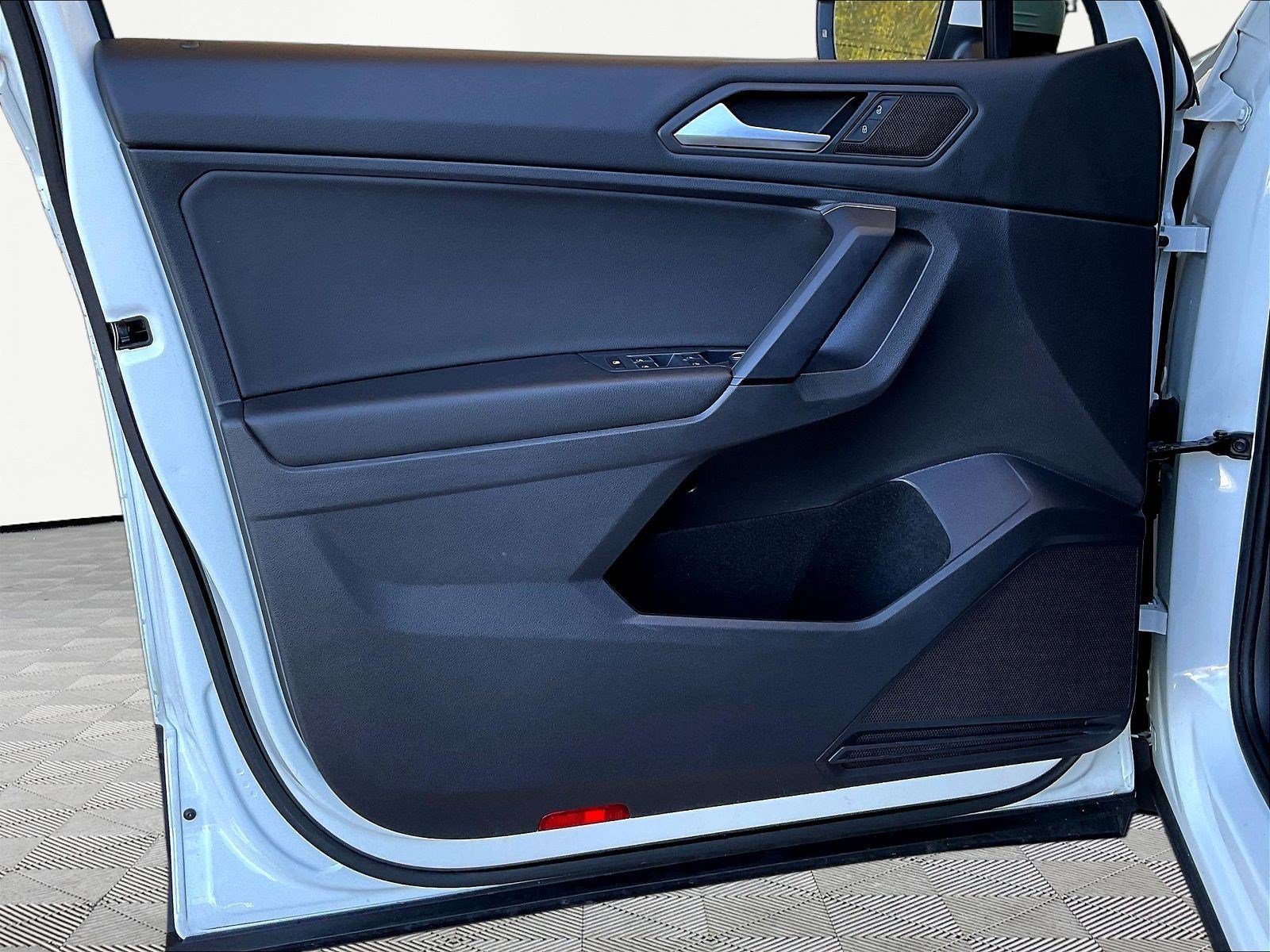 Used 2019 Volkswagen Tiguan SE w/ Panoramic Sunroof Package FWD image 18