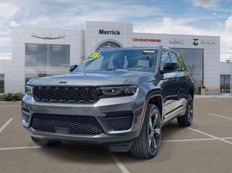 Certified 2025 Jeep Grand Cherokee Altitude AWD/4WD video 4