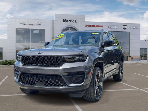 Certified 2025 Jeep Grand Cherokee Altitude AWD/4WD image 4