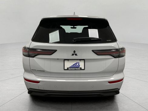 New 2026 Mitsubishi Outlander ES image 4
