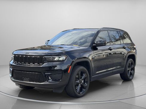 Used 2022 Jeep Grand Cherokee Altitude image 2