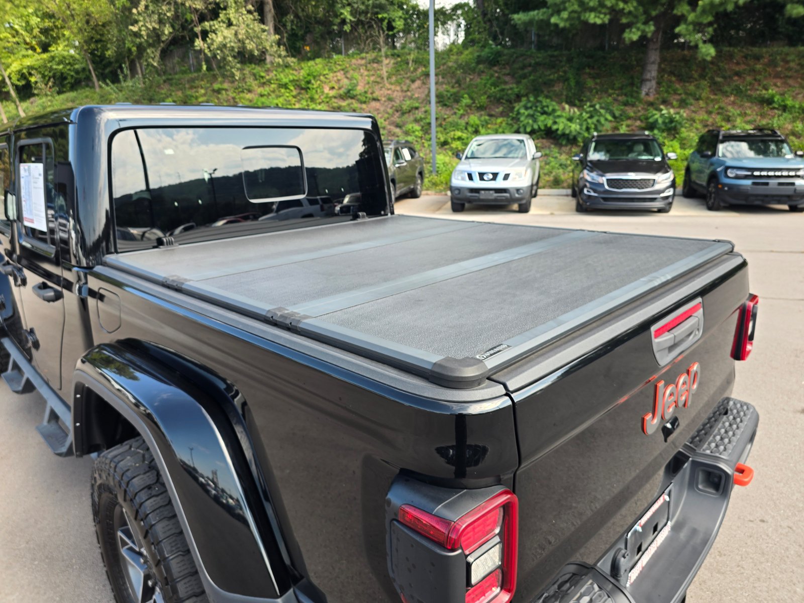 Used 2024 Jeep Gladiator Mojave AWD/4WD image 12