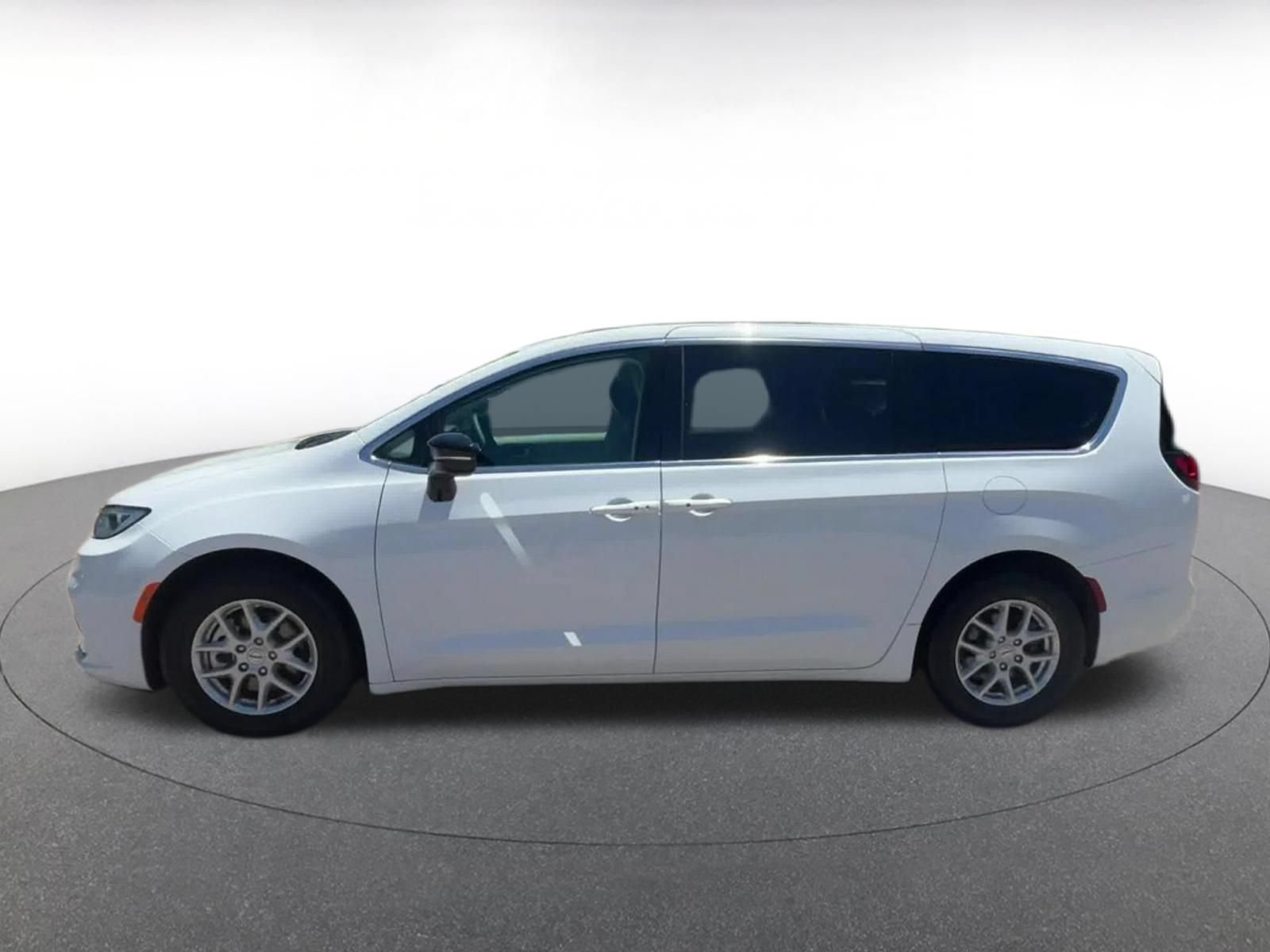 Used 2024 Chrysler Pacifica Touring-L FWD image 8