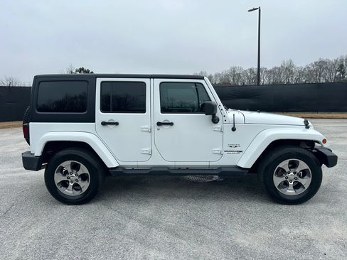 Used 2018 Jeep Wrangler Unlimited Sahara w/ Connectivity Group AWD/4WD image 6